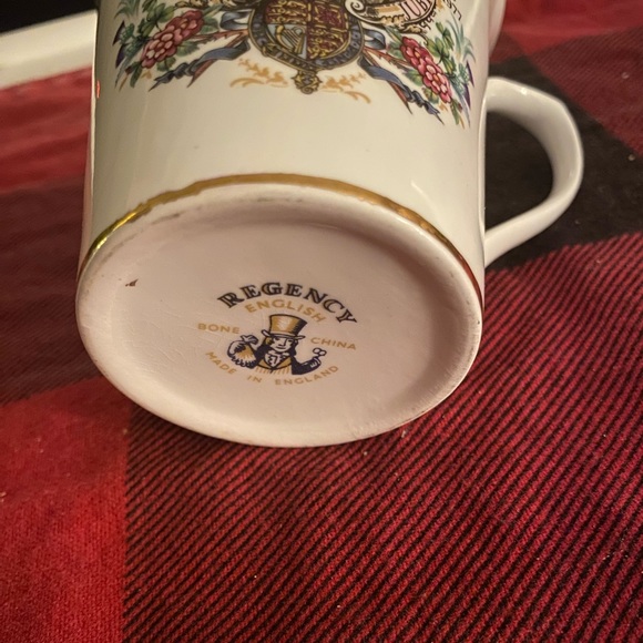 Queen Elizabeth II Silver Jubilee Keepsakes - Picture 7 of 11